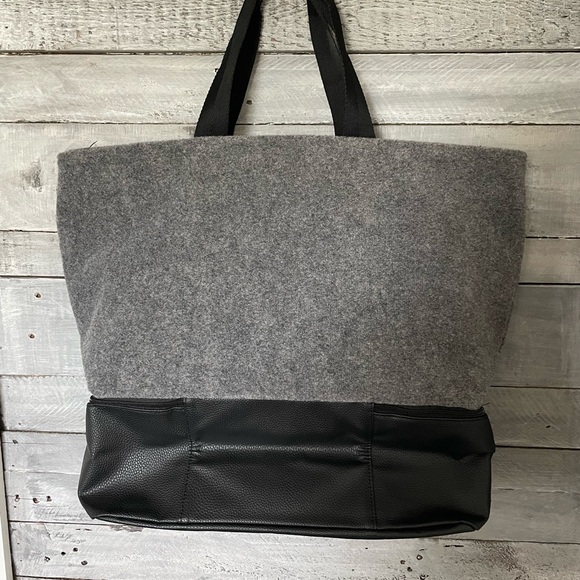 NEW Travel Tote with Zipper - Picture 5 of 8